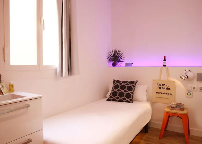 Chic & Basic Tallers Hostal